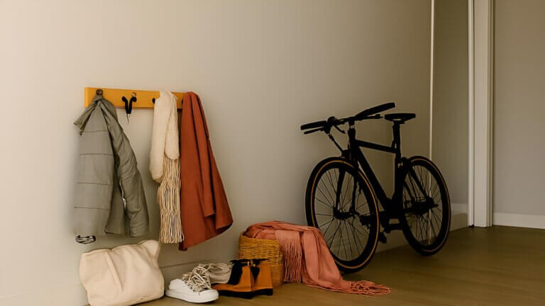 15 objetos que no deberías dejar en el pasillo si quieres un hogar ordenado, según los expertos