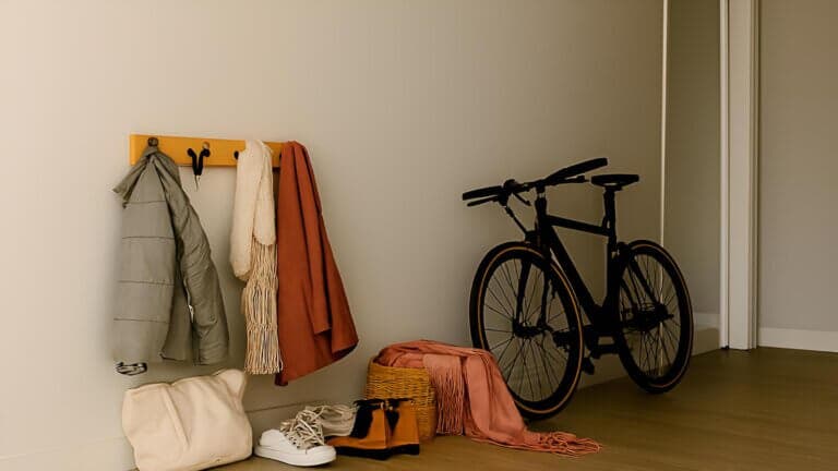 15 objetos que no deberías dejar en el pasillo si quieres un hogar ordenado, según los expertos