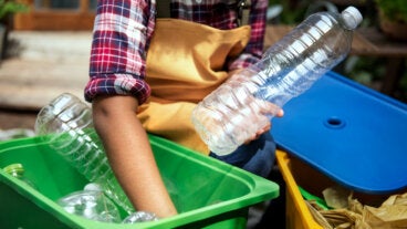 7 formas fáciles de reducir el plástico en tu día a día (más allá de la botella reutilizable)