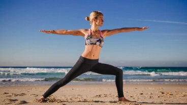 El yoga no solo relaja, también fortalece: las 4 posturas que más trabajan el cuerpo