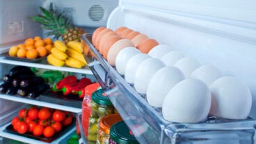 9 alimentos y bebidas que nunca debes guardar en la puerta del refrigerador