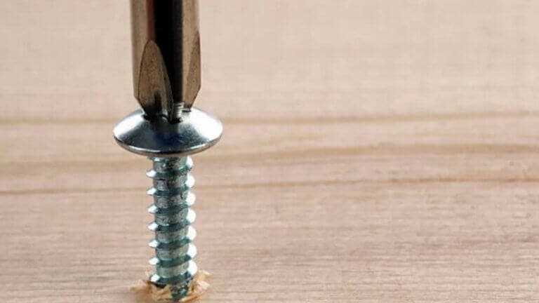 El método exacto para aflojar un tornillo que no sale, sea cual sea el problema