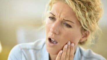 Los 6 efectos de la menopausia en tu salud bucal que no deberías ignorar