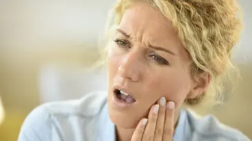 Los 6 efectos de la menopausia en tu salud bucal que no deberías ignorar