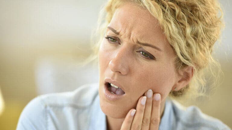 Los 6 efectos de la menopausia en tu salud bucal que no deberías ignorar