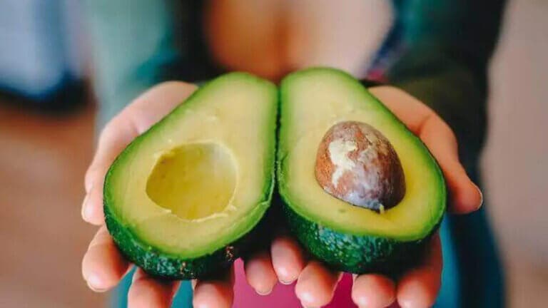 Un truco natural con semilla de aguacate que podría mejorar el dolor articular