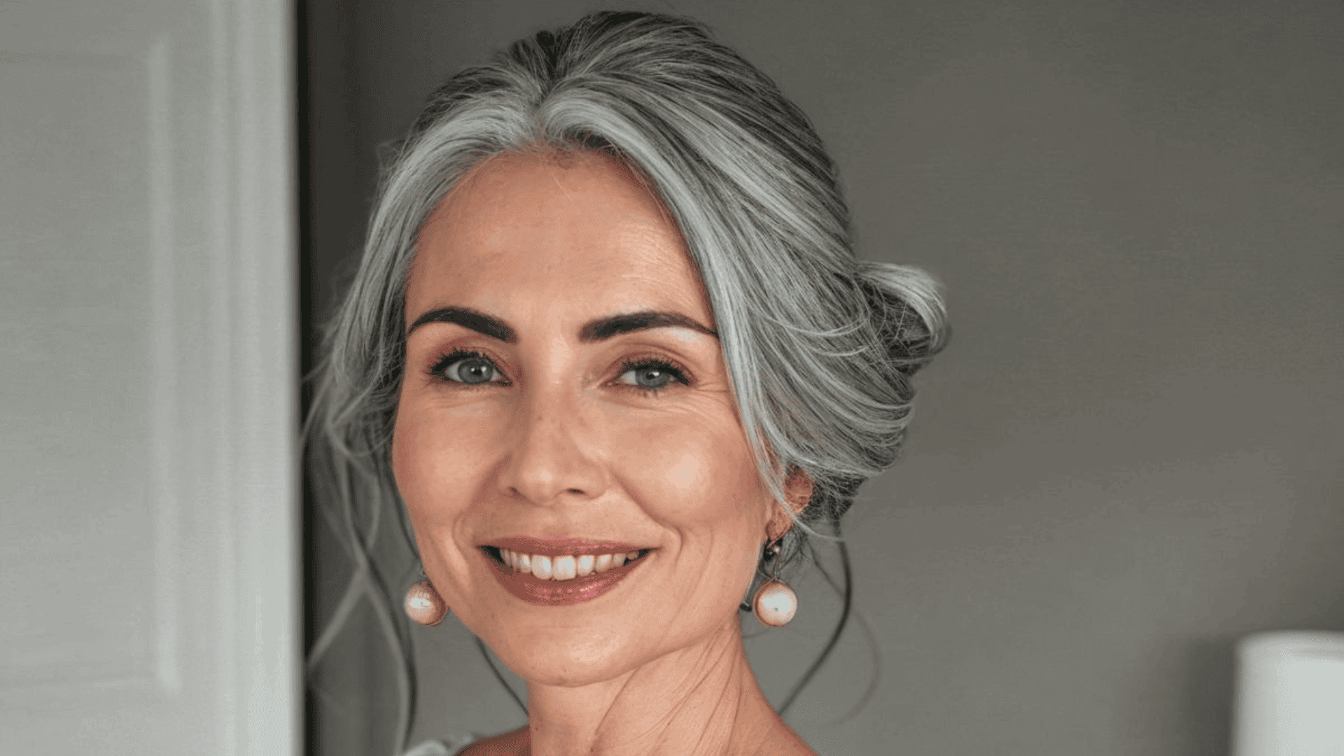 Mujer con canas luce semirrecogido.