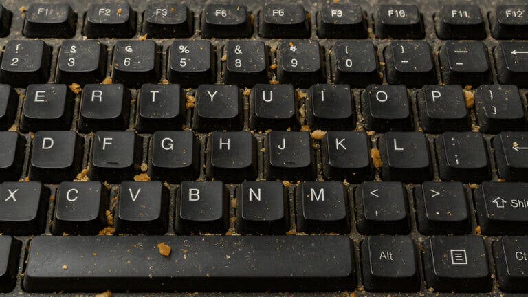 Tu teclado puede ser más sucio que un váter: ¿cómo limpiarlo?