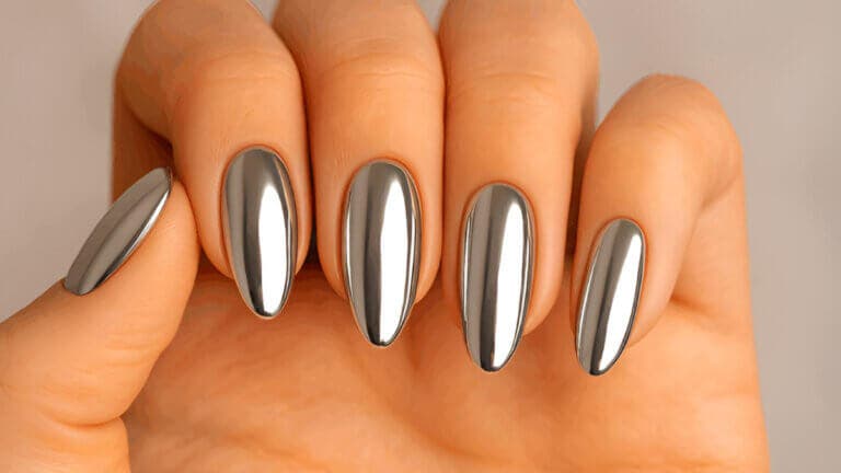 Tendencia Chrome Nails: cómo lograr unas uñas con efecto cromado en casa