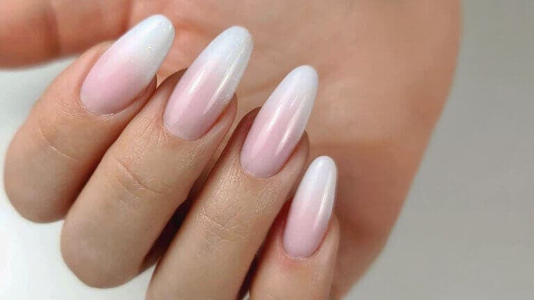 Uñas Baby boomer con sombras para ojos, el truco para una manicura profesional en casa