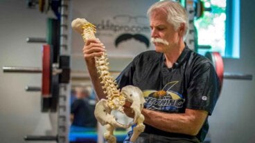 Dr. Stuart McGill, gurú de la columna: "Los 3 ejercicios esenciales que tu espalda necesita para estar fuerte"
