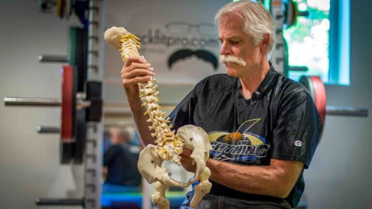 Dr. Stuart McGill, gurú de la columna: "Los 3 ejercicios esenciales que tu espalda necesita para estar fuerte"