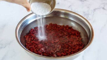 Cómo ablandar frijoles sin remojar: el truco del bicarbonato que no falla