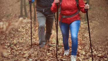 Bastones de trekking: cuándo ayudan de verdad y cuándo te perjudican