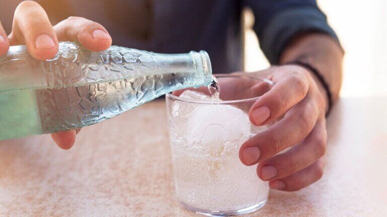 ¿Es más saludable el agua con gas que la natural? Esto dice la ciencia