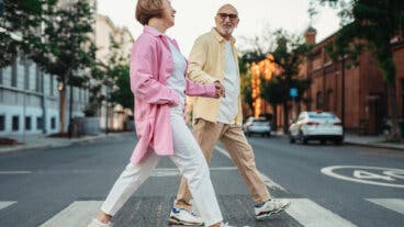 Caminar y liberar gases podría mejorar tu digestión: conoce la tendencia del “fart walk”