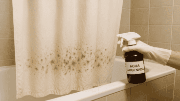¿Cortina de baño con moho? Así la dejas impecable con solo agua oxigenada