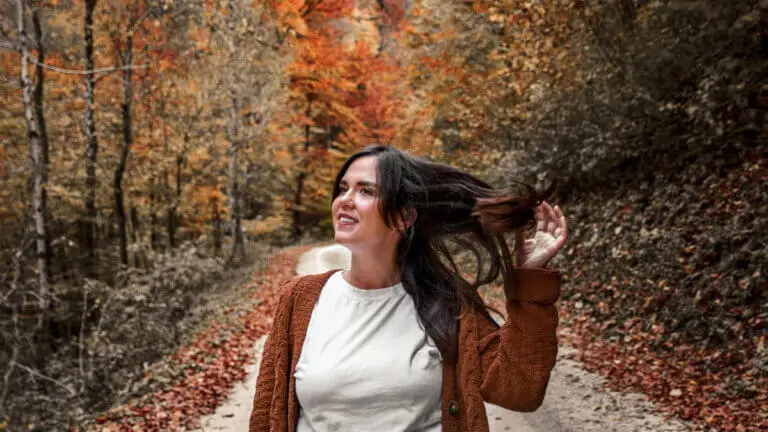 Cuidados del pelo en otoño: cómo frenar la caída estacional y recuperar el brillo