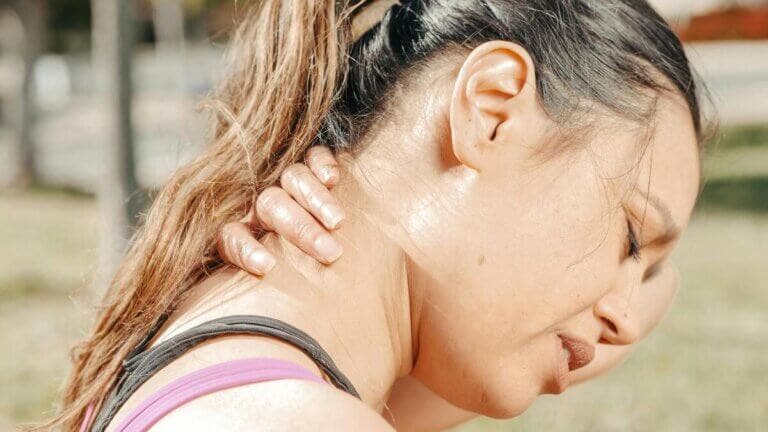 3 posturas de yoga para liberar la tensión en hombros y cuello