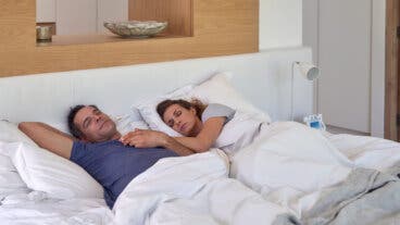 De qué lado de la cama debes dormir en pareja según el Feng Shui para atraer armonía
