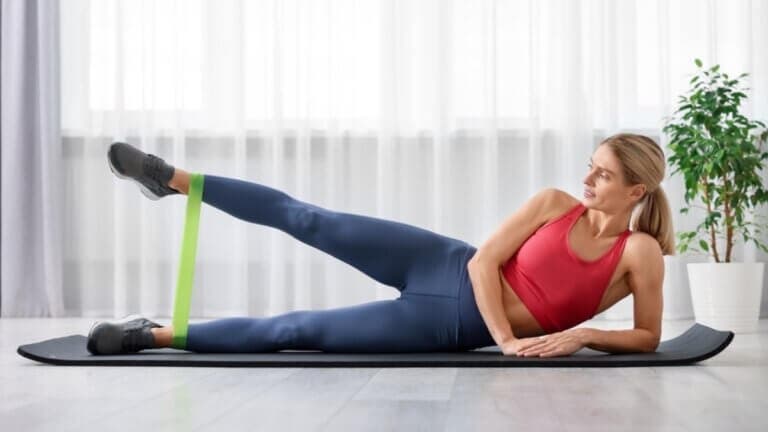 Pilates con banda elástica: 6 ejercicios para esculpir piernas y glúteos en casa
