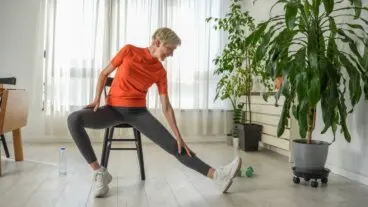 Estos ejercicios de pilates en silla corrigen tu postura y aumentan tu flexibilidad