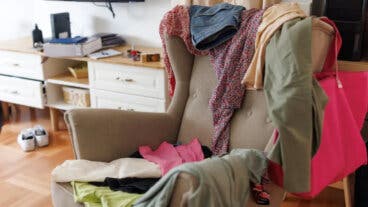 7 errores de orden que hacen que tu casa siempre luzca caótica y desordenada