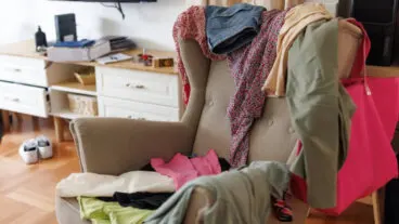 7 errores de orden que hacen que tu casa siempre luzca caótica y desordenada