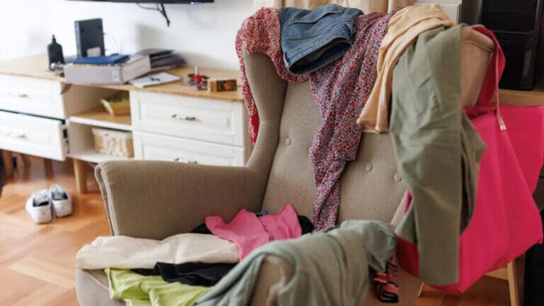 7 errores de orden que hacen que tu casa siempre luzca caótica y desordenada