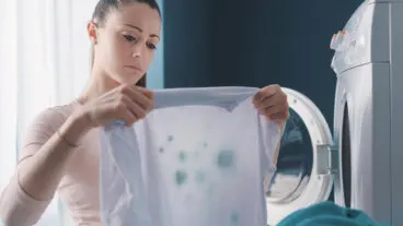 Los 8 errores que solo empeoran las manchas de tu ropa