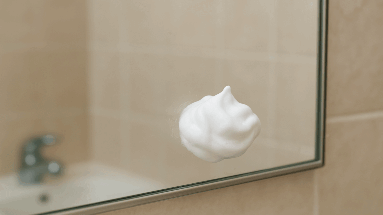 Espuma de afeitar: el truco casero con para evitar que el espejo del baño se empañe