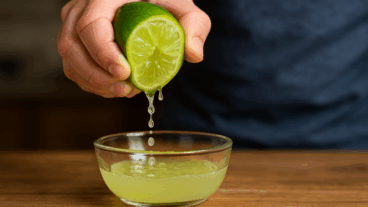 Cómo sacar más zumo de un limón: 2 trucos para exprimir hasta la última gota