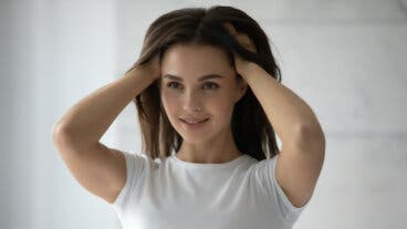 Este hábito "inofensivo" daña tu cabello sin darte cuenta: dejarlo está en tus manos