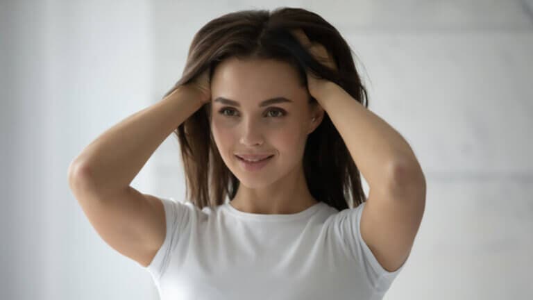 Este hábito "inofensivo" daña tu cabello sin darte cuenta: dejarlo está en tus manos