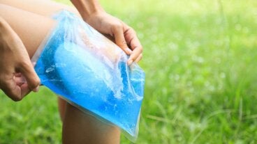 La compresa fría casera que te ayuda contra golpes y lesiones: solo agua y alcohol