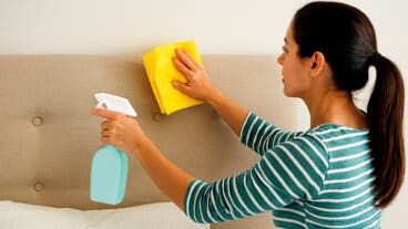 Trucos efectivos para quitar manchas del cabecero de tu cama sin desenfundar