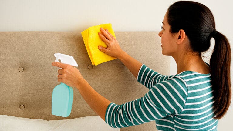 Trucos efectivos para quitar manchas del cabecero de tu cama sin desenfundar