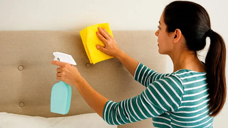 Trucos efectivos para quitar manchas del cabecero de tu cama sin desenfundar