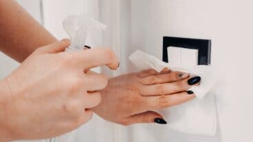 El elemento que todos olvidan limpiar en casa (y acumula más gérmenes que el inodoro)