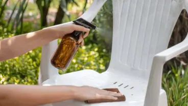 3 trucos caseros para limpiar las sillas de plástico y dejarlas como nuevas