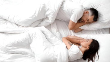 Cómo dormir mejor en pareja con el truco europeo que fortalece la relación