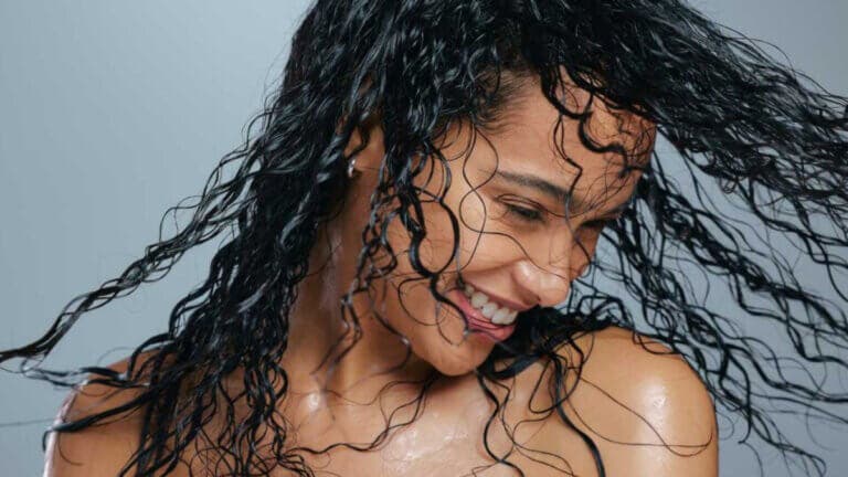 Guía para aplicar el método pulsing y lograr rizos más elásticos