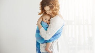¿Tu bebé no quiere separarse de ti? Significa que lo estás haciendo bien