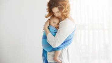 ¿Tu bebé no quiere separarse de ti? Significa que lo estás haciendo bien