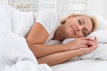 ¿No logras un sueño reparador? 5 hábitos para dormir mejor después de los 50