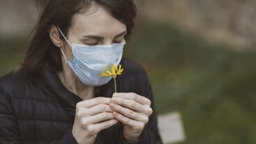 Por qué tu olfato sigue afectado tras la COVID-19 y qué puedes hacer