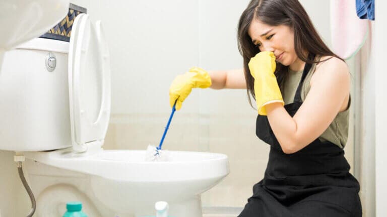 Así puedes quitar el olor a orina del baño con una mezcla que dura semanas