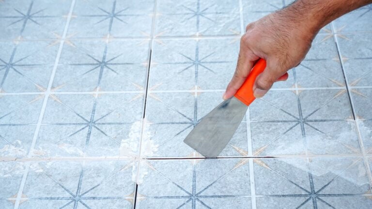Repara tus baldosas rotas sin llamar al albañil, te explicamos cómo