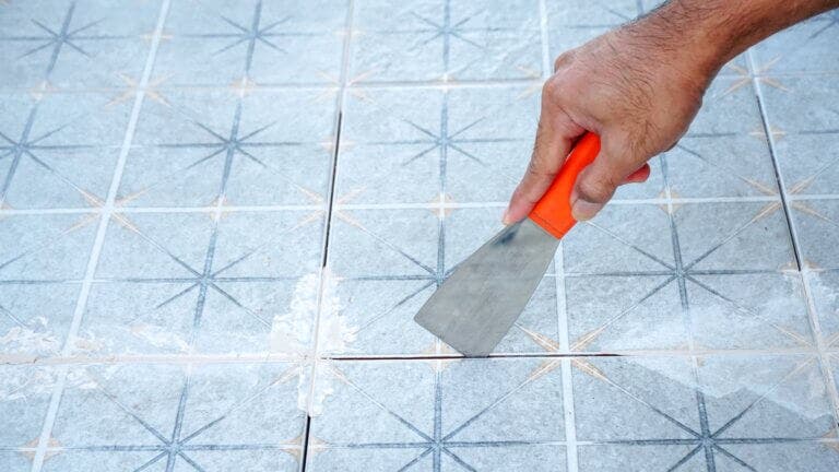 Repara tus baldosas rotas sin llamar al albañil, te explicamos cómo