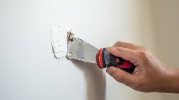 El método para reparar los agujeros de la pared con acabado profesional